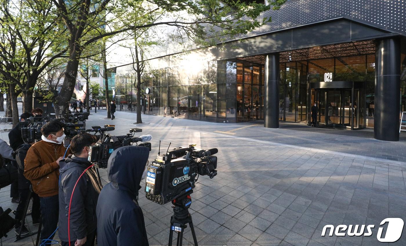 신라젠 임원들의 '미공개 정보 주식거래' 의혹을 수사하는 검찰이 21일 신라젠 서울 지사 사무실 등을 압수수색 하고 있다. 여의도 신라젠 사무실 앞에서 취재진들이 압수수색 물품 반출을 기다리고 있다. 2020.4.21/뉴스1 ⓒ News1 성동훈 기자