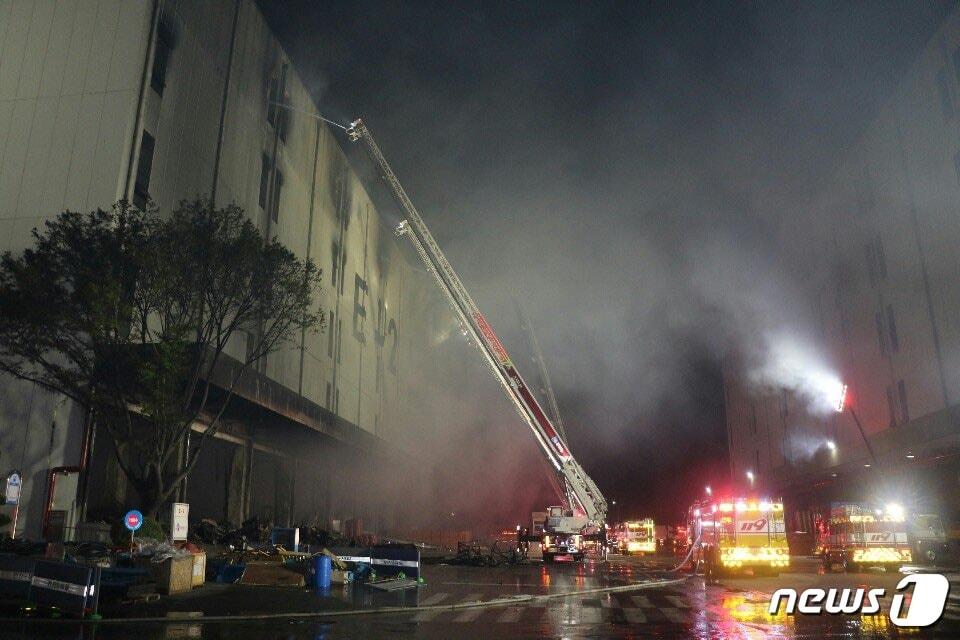 본문 이미지 - 경기 군포시 부곡동 물류센터 화재 현장. ⓒ 뉴스1