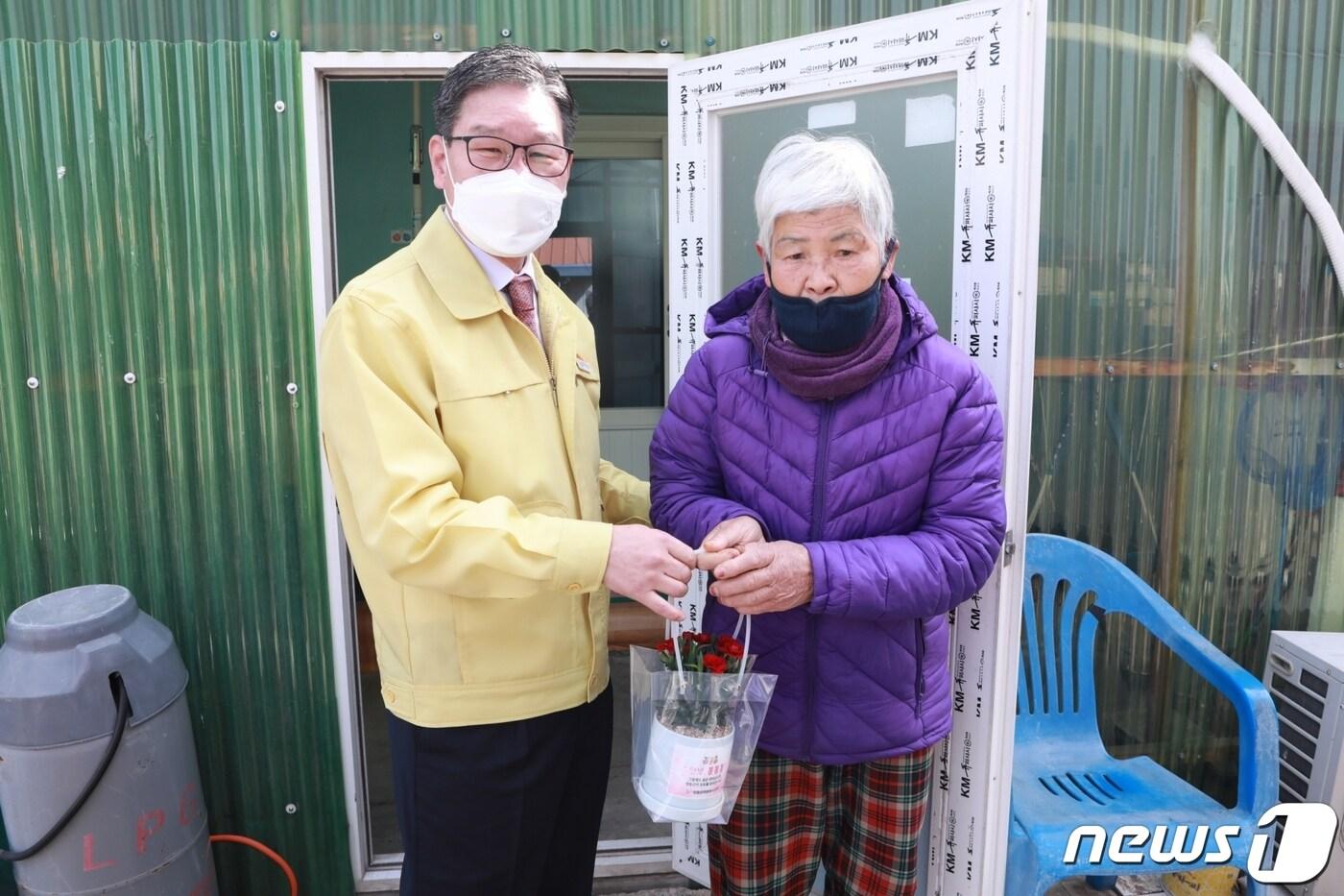본문 이미지 - 박세복 충북 영동군수가 자원봉사센터에서 마련한 화분을 전달하고 있다.ⓒ 뉴스1