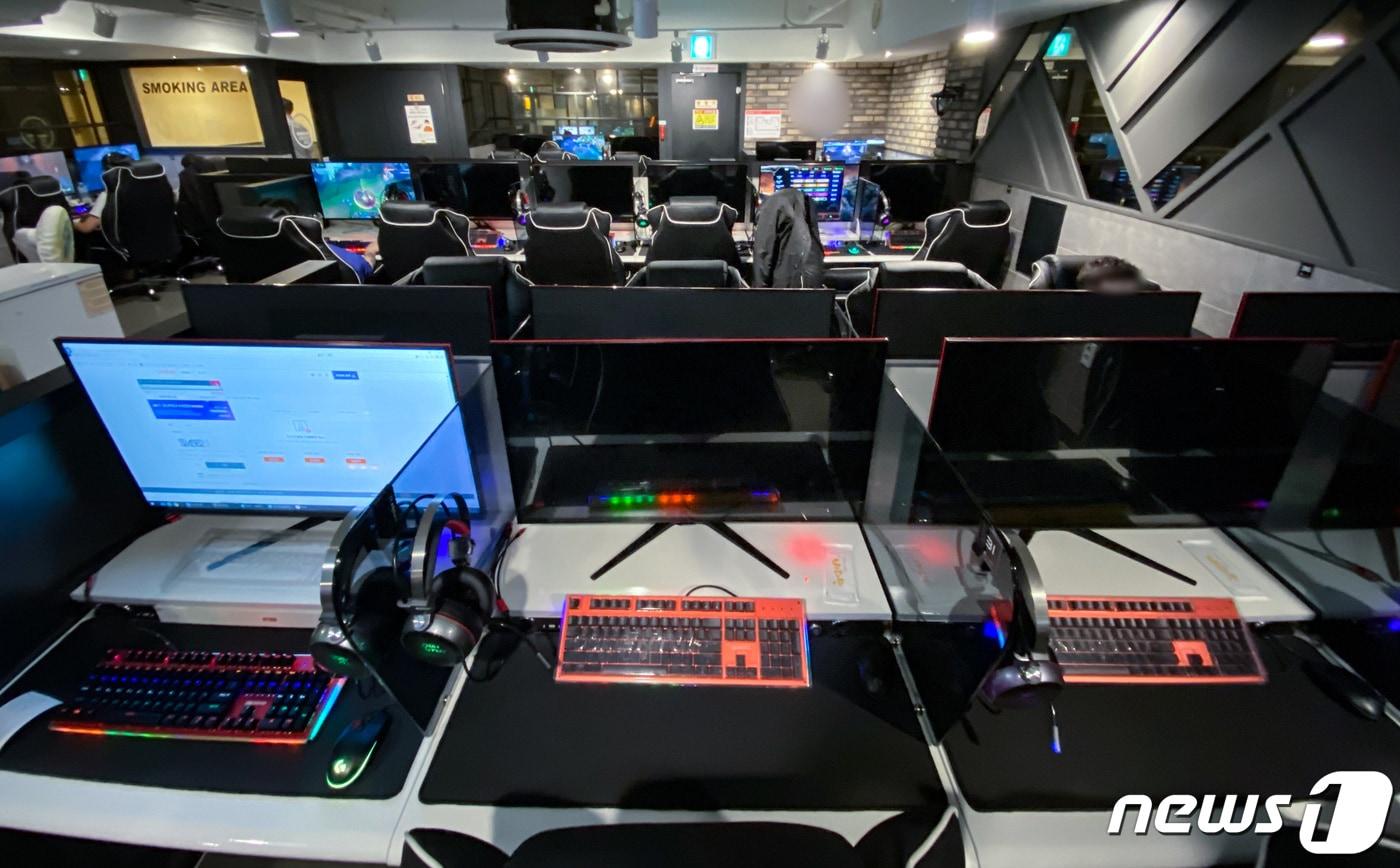 사회적 거리두기가 완화된 22일 오후 서울 시내의 한 PC방에서 시민들이 간격을 벌려 게임을 하고 있다. 2020.4.22/뉴스1 ⓒ News1 이재명 기자