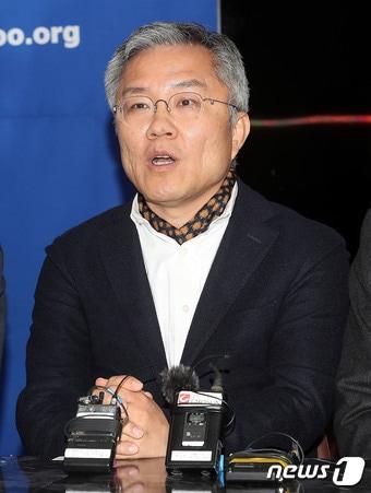 본문 이미지 - 최강욱 열린민주당 비상대책위원장이 22일 오후 서울 여의도 중앙당사에서 열린 비상대책위원회 회의에서 모두발언을 하고 있다. 2020.4.22/뉴스1 ⓒ News1 임세영 기자