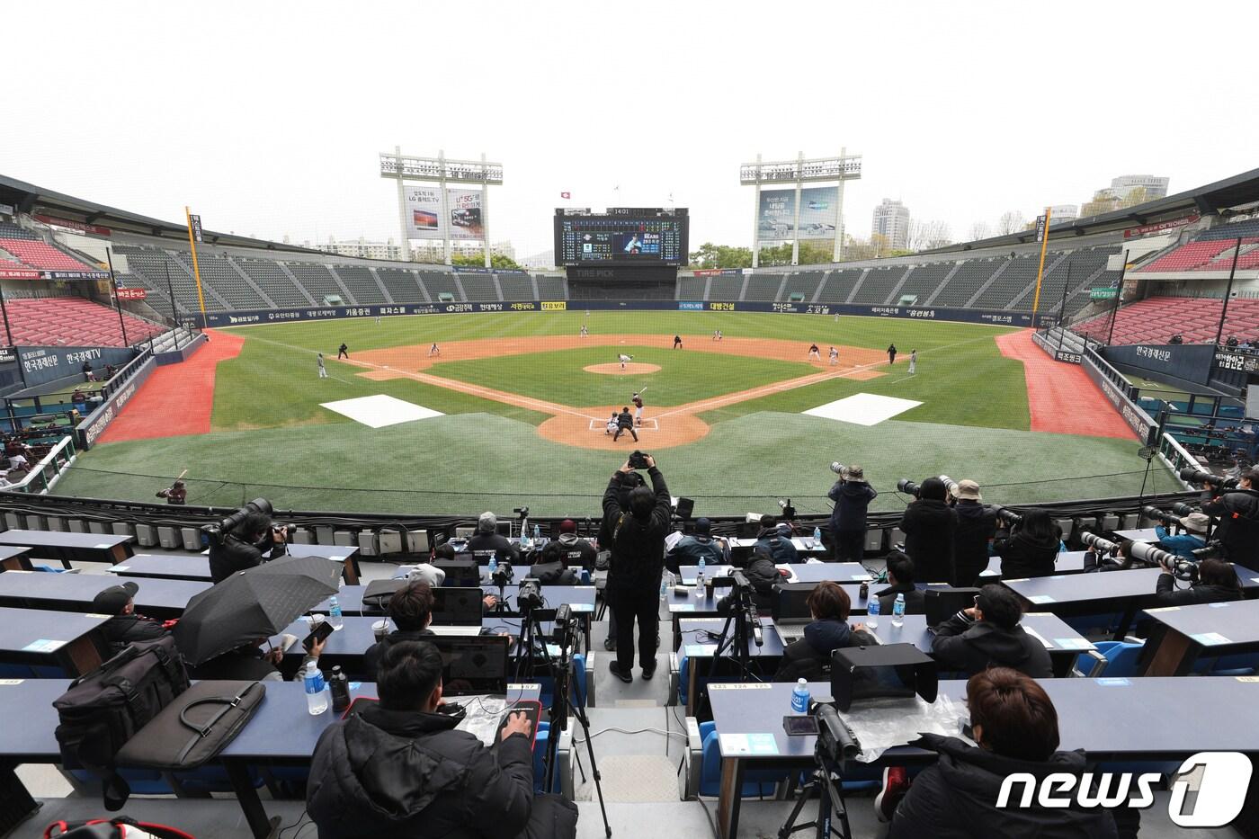 21일 오후 서울 송파구 잠실야구장에서 열린 2020 KBO 연습경기 두산 베어스와 키움 히어로즈의 경기가 관중 없이 열리고 있다. 2020.4.22/뉴스1 ⓒ News1 신웅수 기자