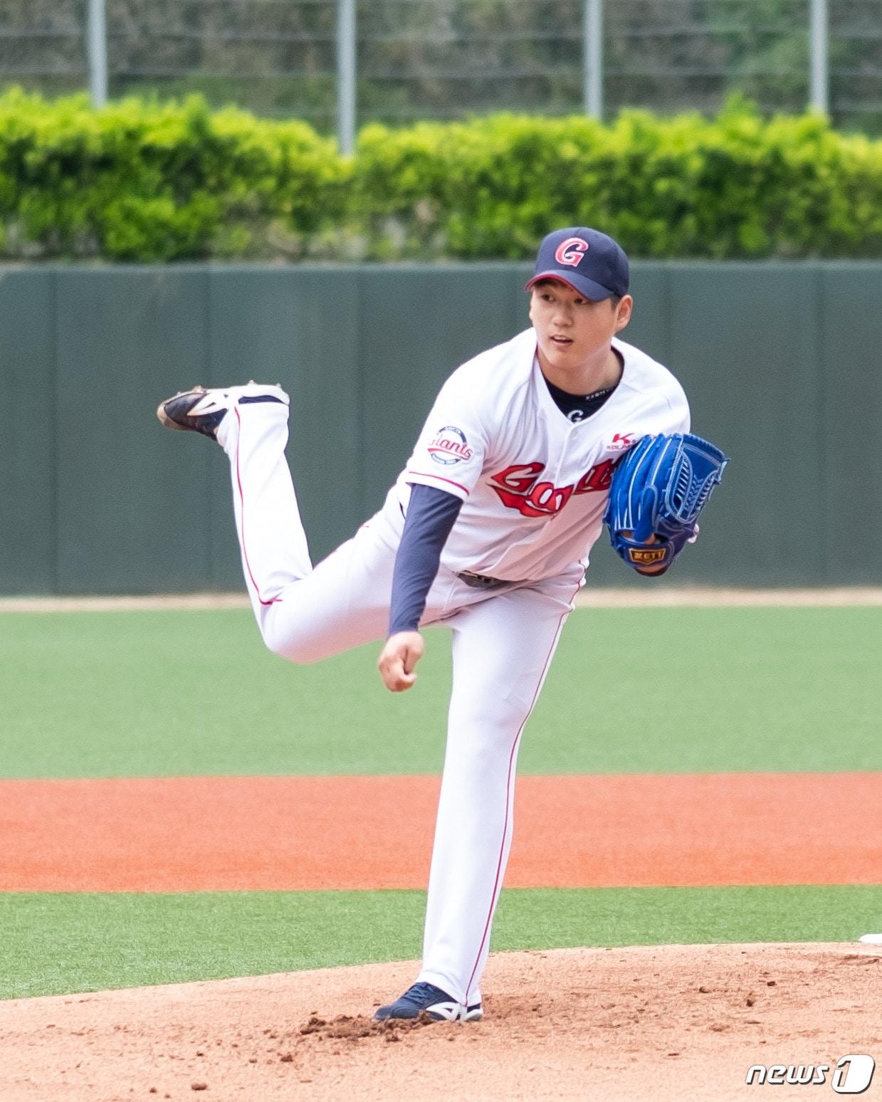 본문 이미지 - 롯데 나종덕이 나균안으로 개명했다. (롯데 자이언츠 제공) ⓒ 뉴스1