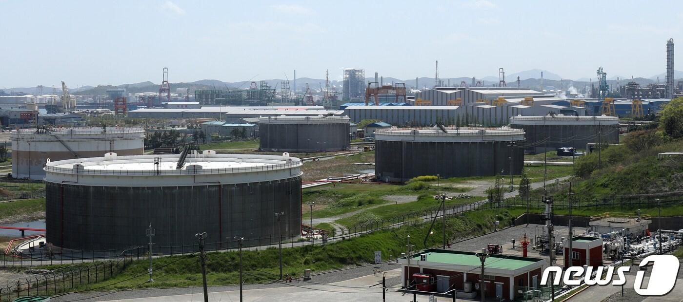 본문 이미지 - 울산 남구 SK에너지 원유 저장탱크의 '부유식 지붕. (자료사진) 2020.4.22/뉴스1 ⓒ News1 윤일지 기자