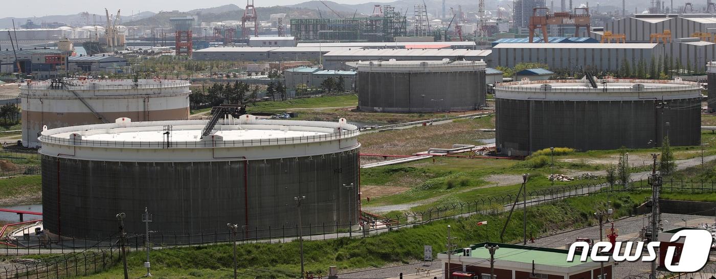 울산 남구 SK에너지 원유 저장탱크의 &#39;부유식 지붕. &#40;자료사진&#41; 2020.4.22/뉴스1 ⓒ News1 윤일지 기자