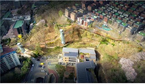 본문 이미지 - 수직형 엘리베이터와 보행데크가 설치될 예정인 서울 강북구 미아동 오동근린공원 조감도.(서울시 제공)/뉴스1 ⓒ 뉴스1