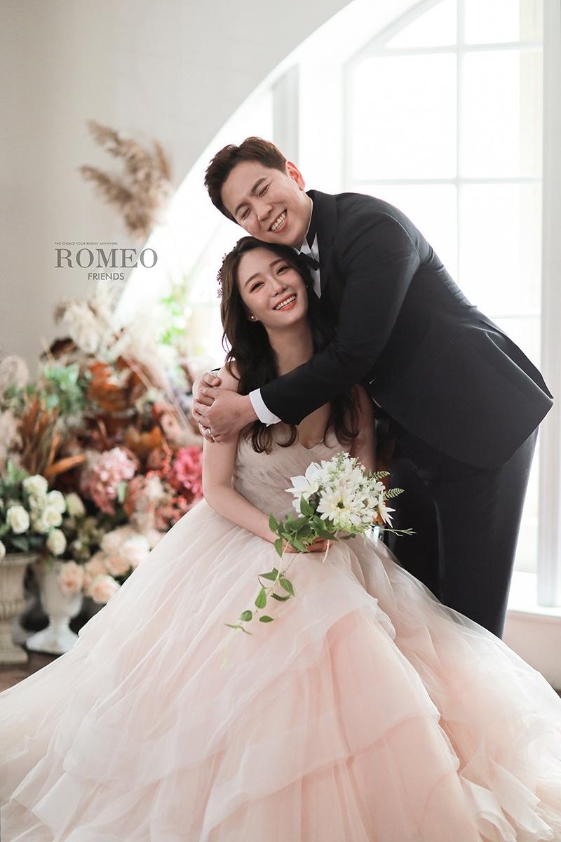 본문 이미지 - 로미오프렌즈 ,아이테오, 더루즈플라워, 해피메리드컴퍼니, 모아위, 스타일리스트정민경, 스플렌디노, 수원규중칠우, 웨딩디렉터봉드, 마인모리 제공 ⓒ 뉴스1