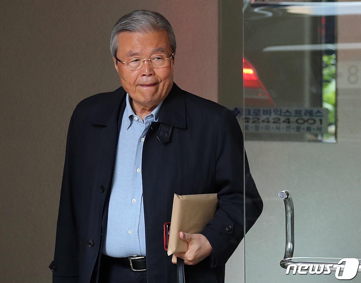 본문 이미지 - 김종인 전 미래통합당 총괄선거대책위원장이 23일 오전 외부일정을 위해 서울 종로구 구기동 자택을 나서고 있다. 2020.4.23/뉴스1 ⓒ News1 구윤성 기자