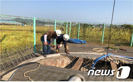 본문 이미지 - 한국농어촌공사 전북지역본부 직원들이 영농기를 앞두고 지하수시설물을 점검하고 있다.(사진은 기사 내용과 무관함) / 뉴스1 ⓒ News1