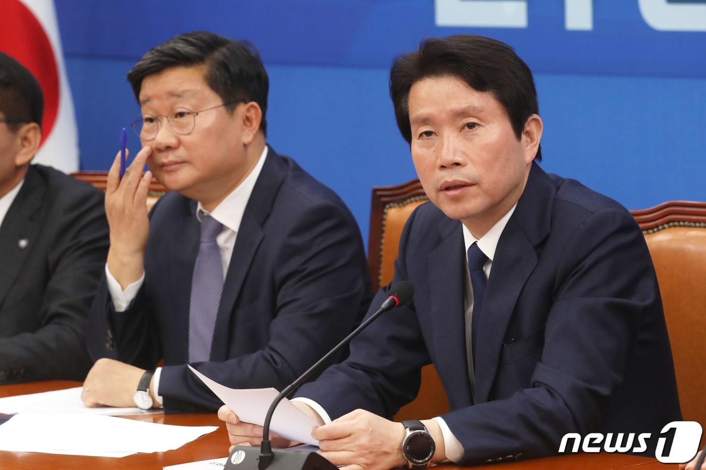 본문 이미지 - 이인영 더불어민주당 원내대표가 23일 오전 서울 여의도 국회에서 열린 정책조정회의에서 모두발언을 하고 있다. 이날 이 원내대표는 "김종인 위원장 비대위 체제로 가는 것으로 방향을 잡았다고 알려졌다＂며 ＂첫 작품이 전 국민 긴급재난지원금 무력화가 절대 아니길 바란다＂고 말했다. 2020.4.23/뉴스1 ⓒ News1 임세영 기자