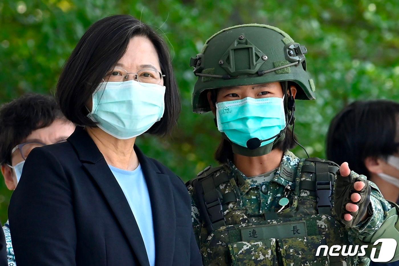 본문 이미지 - 차이잉원 대만 총통(왼쪽)이 9일 타이난의 한 군 부대를 방문해 군인들의 이야기를 듣고 있다. ⓒ AFP=뉴스1