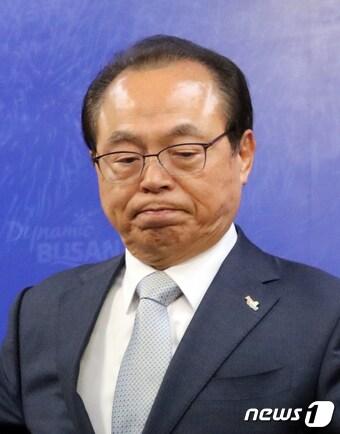 본문 이미지 - 오거돈 부산시장이 23일 오전 부산시청 9층에서 부산시장 사퇴 기자회견을 하고 있다. 오 시장은 부산시장직을 사퇴하면서 "한 사람에게 5분 정도의 짧은 면담 과정에서 불필요한 신체접촉을 했다"고 밝혔다. 2020.4.23/뉴스1 ⓒ News1 박기범 기자