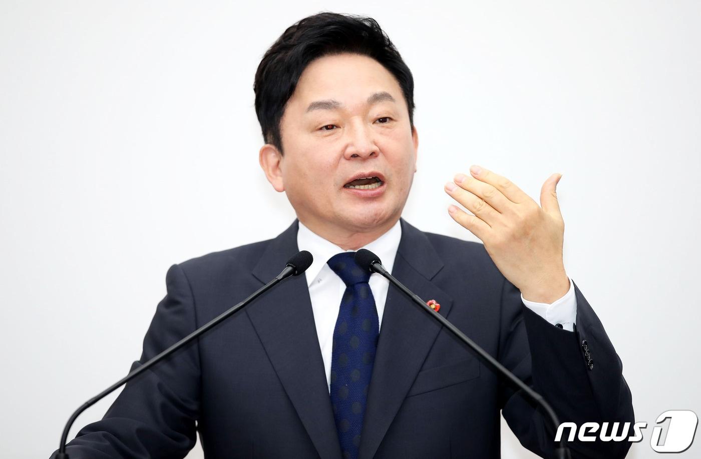 본문 이미지 - 원희룡 제주도지사가 23일 오전 제주도의회 본회의장에서 열린 제381회 도의회 임시회 제4차 본회의(도정에 관한 질문)에서 의원들의 질문에 답변하고 있다.(제주도의회 제공) /뉴스1 ⓒ News1