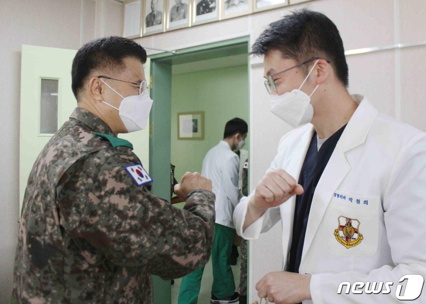 본문 이미지 - 석웅 국군의무사령관(왼쪽)이 국군수도병원 정형외과 전문의 박철희 소령과 인사를 나누고 있다. (국방부 제공) 2020.4.23/뉴스1