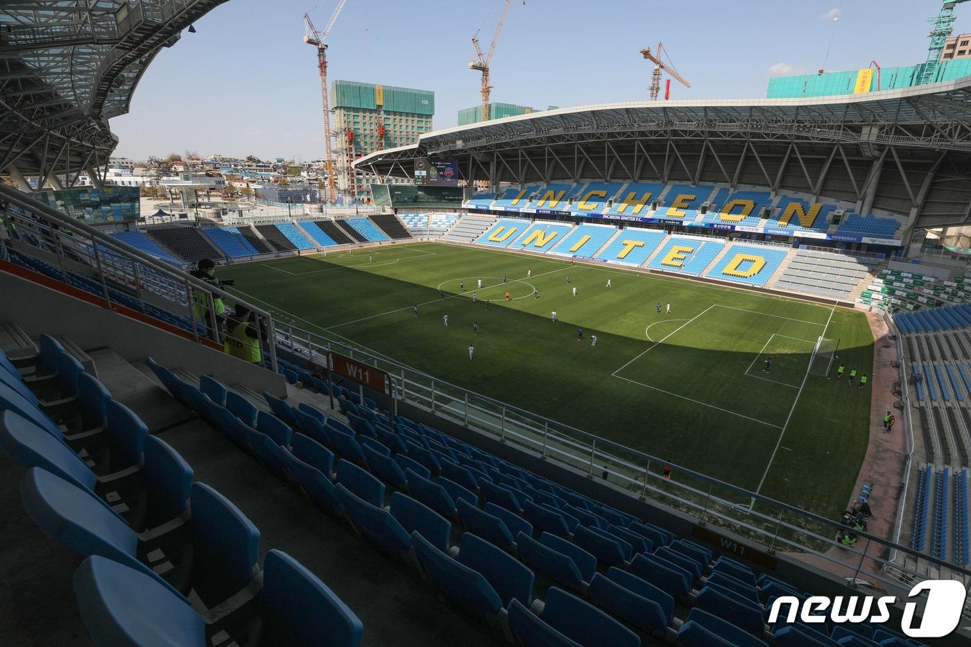 본문 이미지 - 23일 인천축구전용경기장에서 열린 인천 유나이티드와 수원FC의 연습경기가 관중 없이 치러지고 있다. ⓒ News1 신웅수 기자