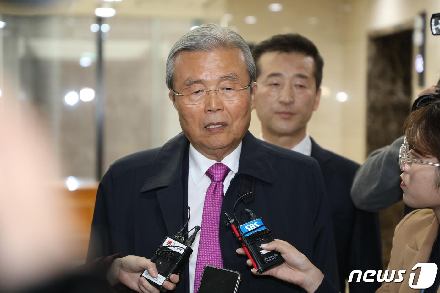 본문 이미지 - 김종인 전 미래통합당 총괄선대위원장이 24일 오후 서울 중구 은행회관에서 열린 ‘21대 국회, 어떻게 해야 하나?’토론회에 참석하며 취재진 질문에 답하고 있다. 2020.04.24/뉴스1 ⓒ News1 황기선 기자