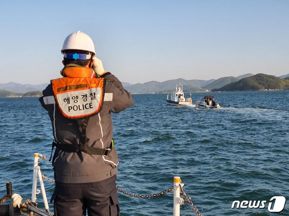 본문 이미지 - 24일 오전 6시9분쯤 경남 창원시 진해구 소쿠리섬과 웅도 사이 저수심 바다에서 레저보트 A호(1.88톤)가 뻘에 박혔다가 해경에 의해 구조돼 예인되고 있다.(창원해경 제공)2020.4.24.ⓒ 뉴스1