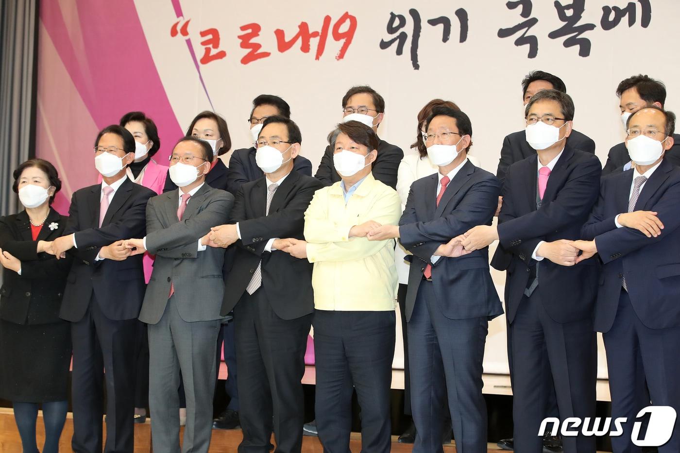 본문 이미지 - 24일 오후 대구시청 별관에서 열린 코로나19 위기 극복 간담회에 참석한 대구지역 국회의원 당선인과 권영진 대구시장이 손을 잡고 있다. 이 자리에는 대구지역 당선인 14명이 참석했으며, 무소속 홍준표 당선인은 간담회 시작 전 권영진 대구시장과 미리 만났다.2020.4.24/뉴스1 ⓒ News1 공정식 기자