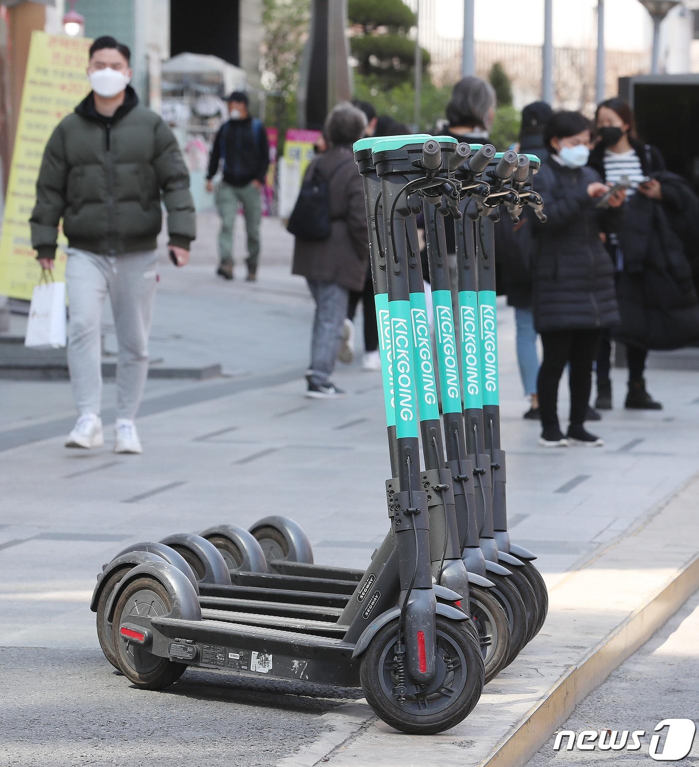 본문 이미지 - 서울 강남역 인근에 배치된 공용 전동킥보드. /뉴스1 ⓒ News1 김진환 기자