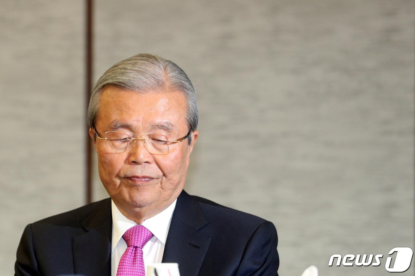 본문 이미지 - 김종인 전 미래통합당 총괄선대위원장이 24일 오후 서울 중구 은행회관에서 열린 ‘21대 국회, 어떻게 해야 하나?’토론회에서 생각에 잠겨 있다. 김 전 선대위원장은 이날 4·15 총선에서 참패한 미래통합당 비상대책위원장직을 수락했다. 2020.04.24/뉴스1 ⓒ News1 황기선 기자