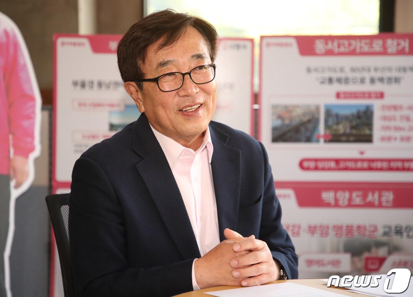 본문 이미지 - 서병수 미래통합당 부산진구갑 당선인이 24일 오후 부산 부산진구 서병수 선거사무소에서 뉴스1과 인터뷰를 하고 있다. 2020.4.24/뉴스1 ⓒ News1 여주연 기자
