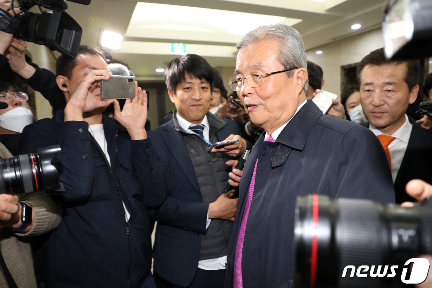 본문 이미지 - 김종인 전 미래통합당 총괄선대위원장이 24일 오후 서울 중구 은행회관에서 열린 ‘21대 국회, 어떻게 해야 하나?’ 토론회를 나서고 있다. 김 전 선대위원장은 이날 4·15 총선에서 참패한 미래통합당 비상대책위원장직을 수락했다. 2020.04.24/뉴스1 ⓒ News1 황기선 기자