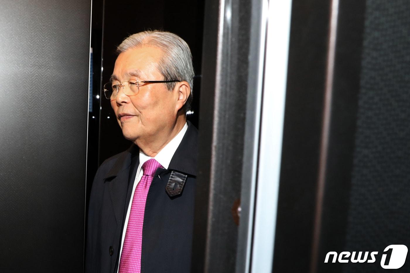 본문 이미지 - 김종인 전 미래통합당 총괄선대위원장이 24일 오후 서울 중구 은행회관에서 열린 ‘21대 국회, 어떻게 해야 하나?’ 토론회를 나서고 있다. 김 전 선대위원장은 이날 4·15 총선에서 참패한 미래통합당 비상대책위원장직을 수락했다. 2020.04.24/뉴스1 ⓒ News1 황기선 기자