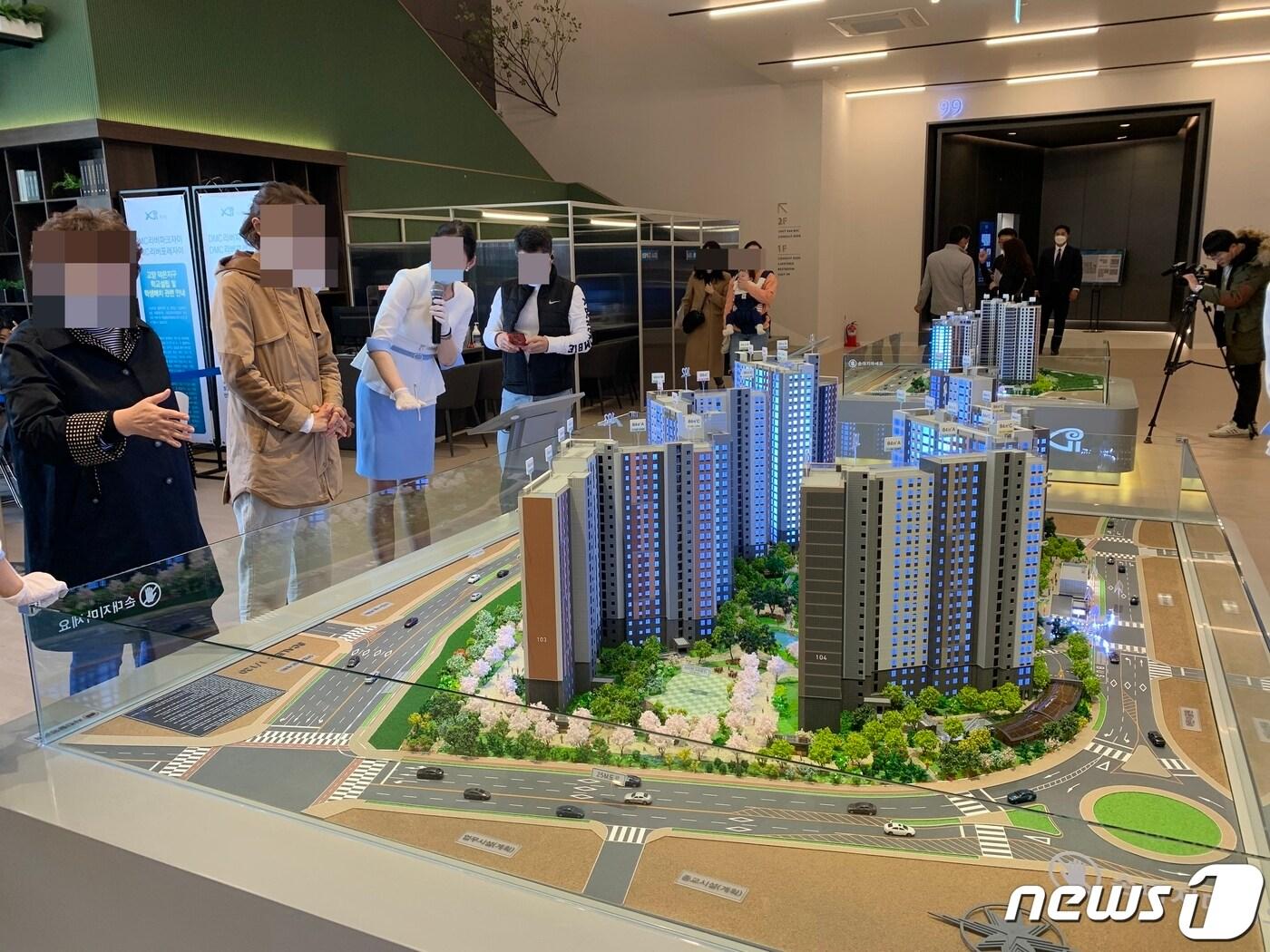 본문 이미지 - 이달 수도권에서 분양한 한 아파트 단지의 견본주택(모델하우스) 모습.ⓒ 뉴스1