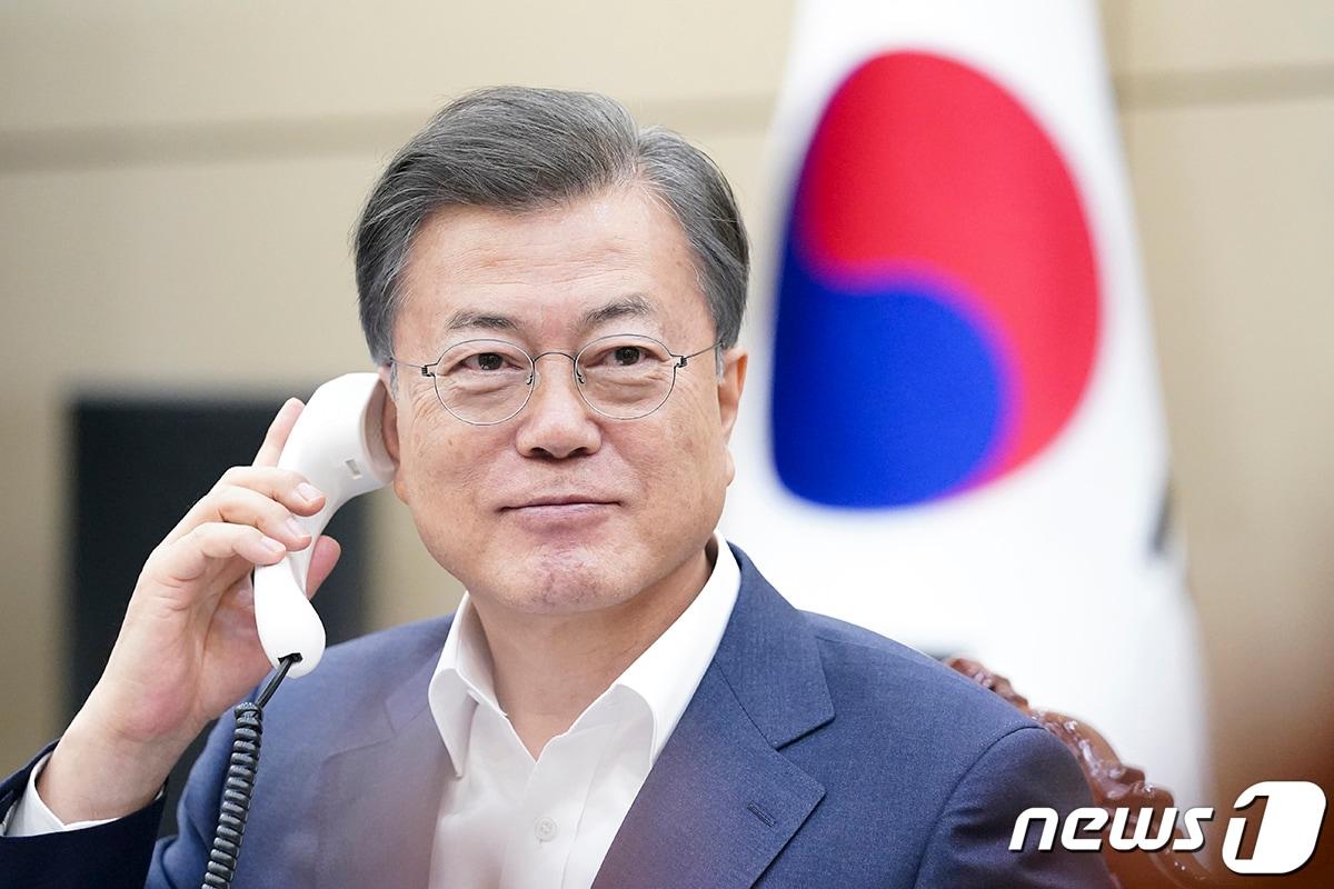 본문 이미지 - 문재인 대통령이지난  24일 청와대 여민관에서 시릴 라마포사 남아프리카공화국 대통령과 전화 통화를 하고 있는 모습. (청와대 제공) 2020.4.24/뉴스1