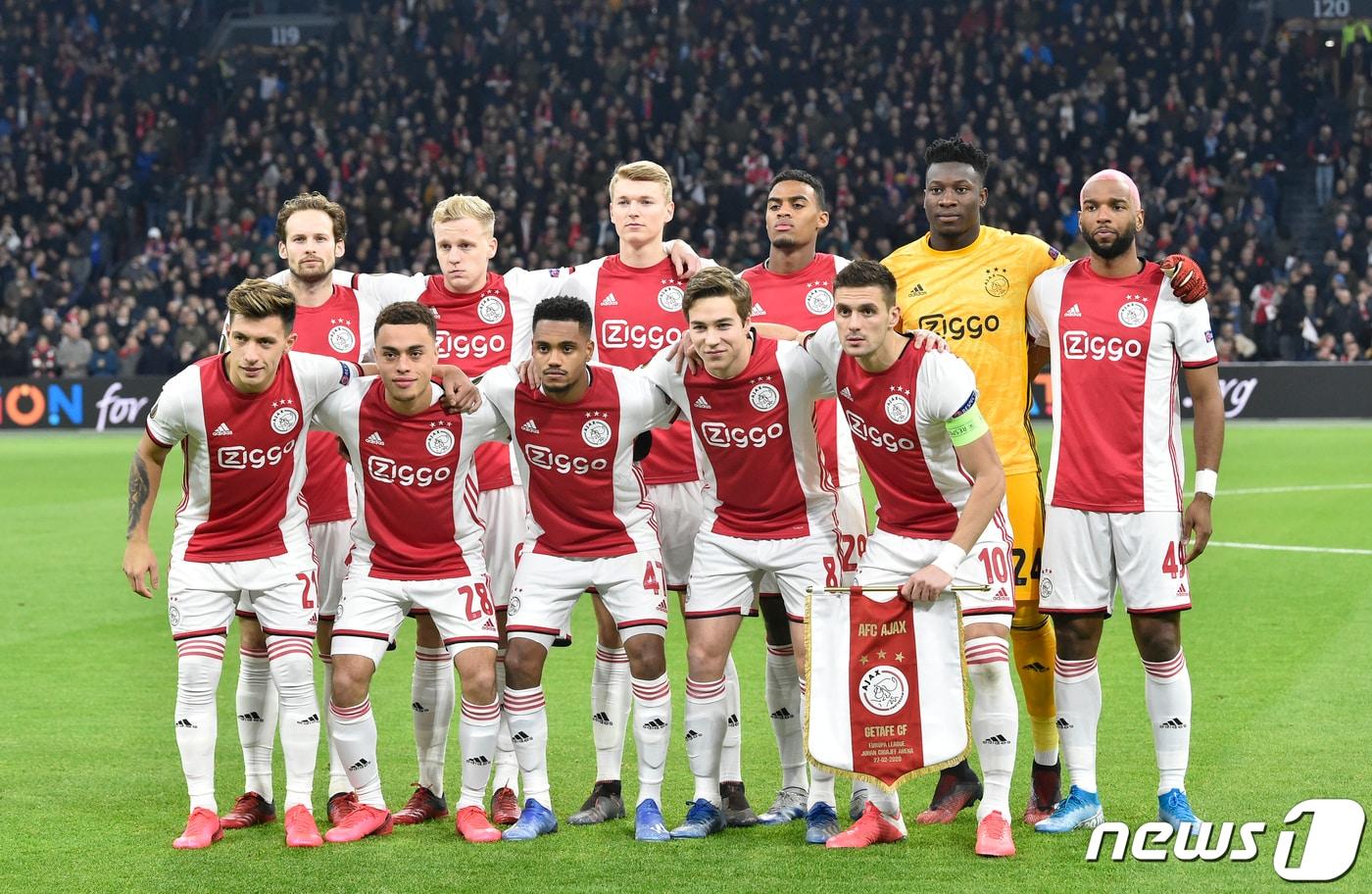 네덜란드 프로축구 정규시즌 1위에 오른 아약스 선수단. ⓒ AFP=뉴스1