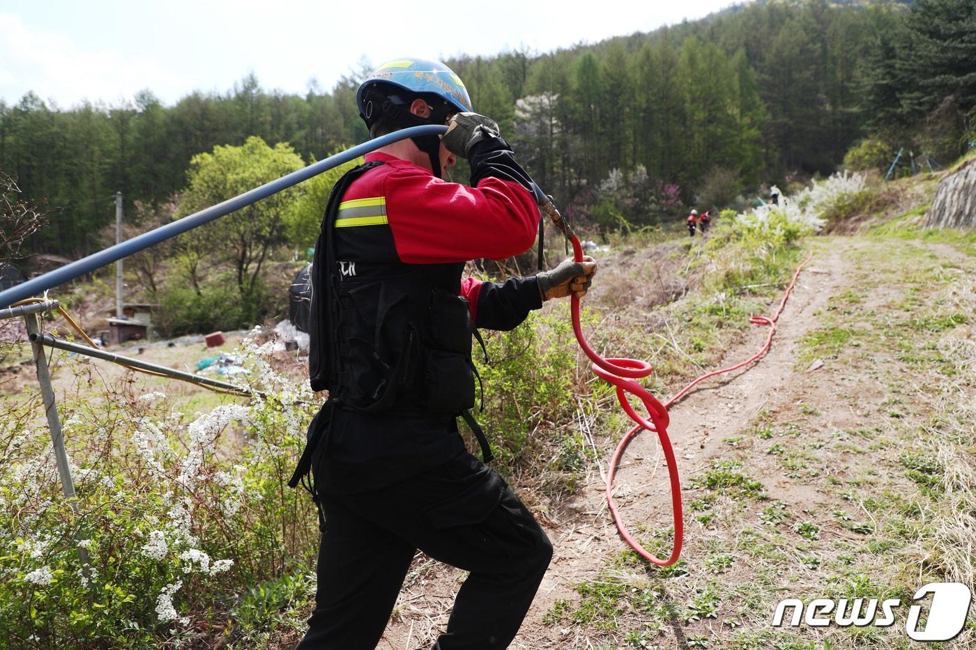 북부지방산림청 산불재난특수진화대 산불 현장 진화훈련/뉴스1 ⓒ News1 권혜민 기자