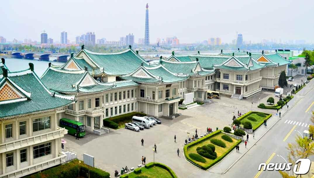 본문 이미지 - (평양 노동신문=뉴스1) = 옥류관 건물 앞 전경. [국내에서만 사용가능. 재배포 금지. DB 금지. For Use Only in the Republic of Korea. Redistribution Prohibited] rodongphoto@news1.kr