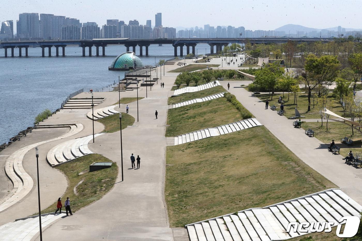 지난 26일 오전 서울 여의도 한강공원의 모습. /뉴스1 ⓒ News1 임세영 기자