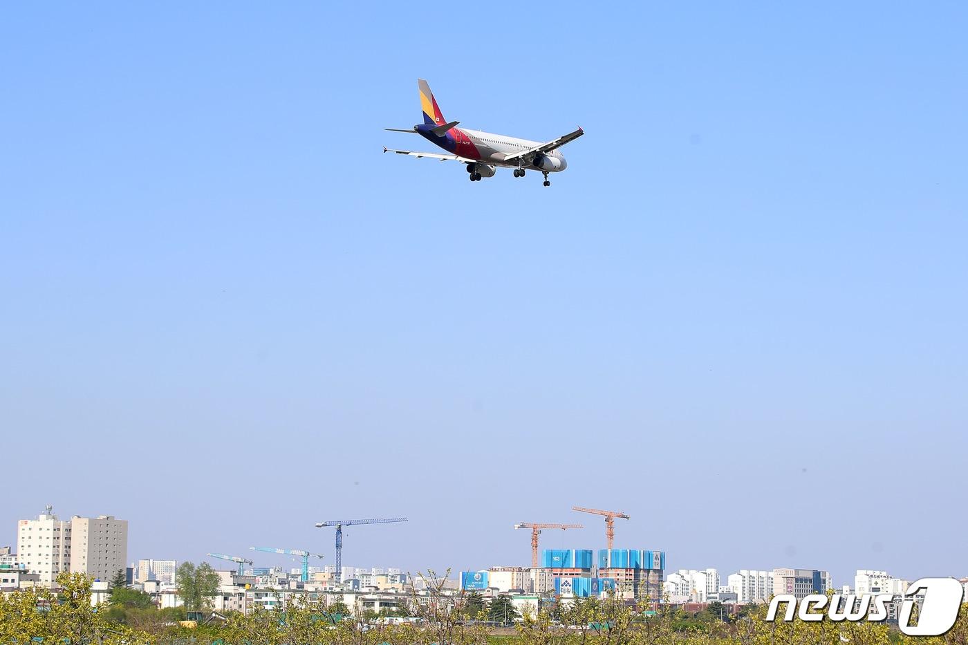 본문 이미지 - 사진은  제주에서 출발한 아시아나항공 여객기가 대구국제공항으로 착륙하기 위해 고도를 낮춰 비행하고 있는 모습.  2020.4.26 ⓒ 뉴스1 