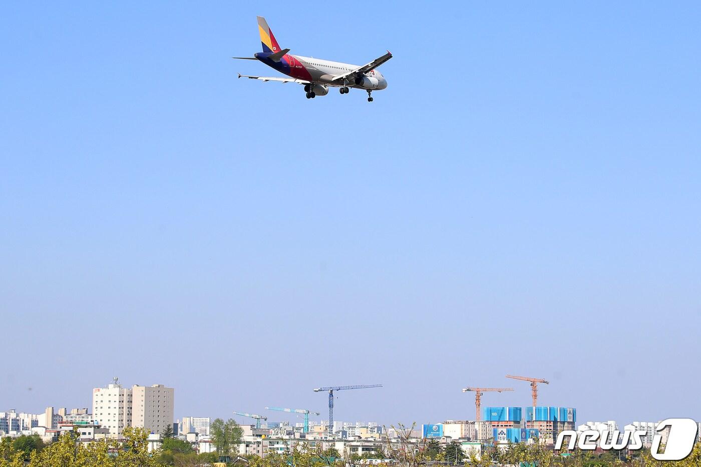 대구국제공항에 착륙하는 항공기 모습.2020.4.26/뉴스1 ⓒ News1 공정식 기자