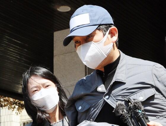 본문 이미지 - 1조6000억원대 '라임 환매중단 사태'의 배후 전주(錢主)로 지목된 김봉현 전 스타모빌리티 회장은 강남 최고급 룸살롱에서 검사 3명에게 1000만원어치 술을 접대했다고 폭로, 큰 파문을 낳았다.  ⓒ News1