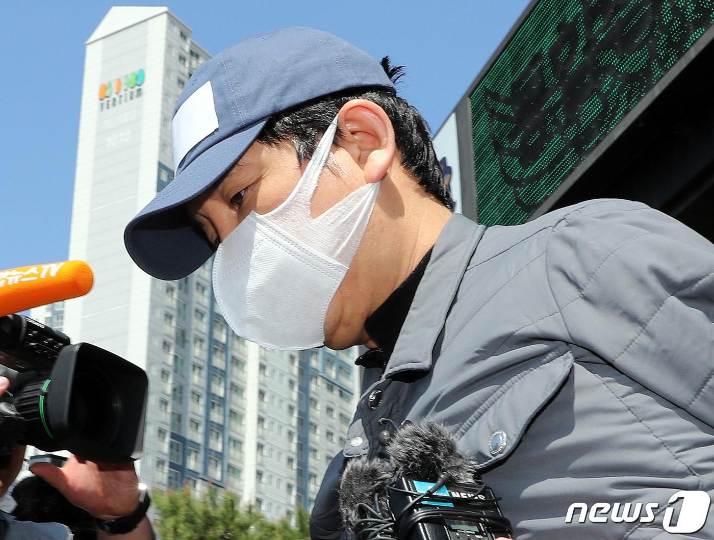 본문 이미지 - 1조6000억원대 '라임 환매중단 사태'의 배후 전주(錢主)로 지목된 김봉현 전 스타모빌리티 회장이 26일 오전 경기도 수원시 영통구 수원남부경찰서에서 영장실질심사(구속 전 피의자 심문)를 받기 위해 호송차로 향하고 있다. 2020.4.26/뉴스1 ⓒ News1 이재명 기자