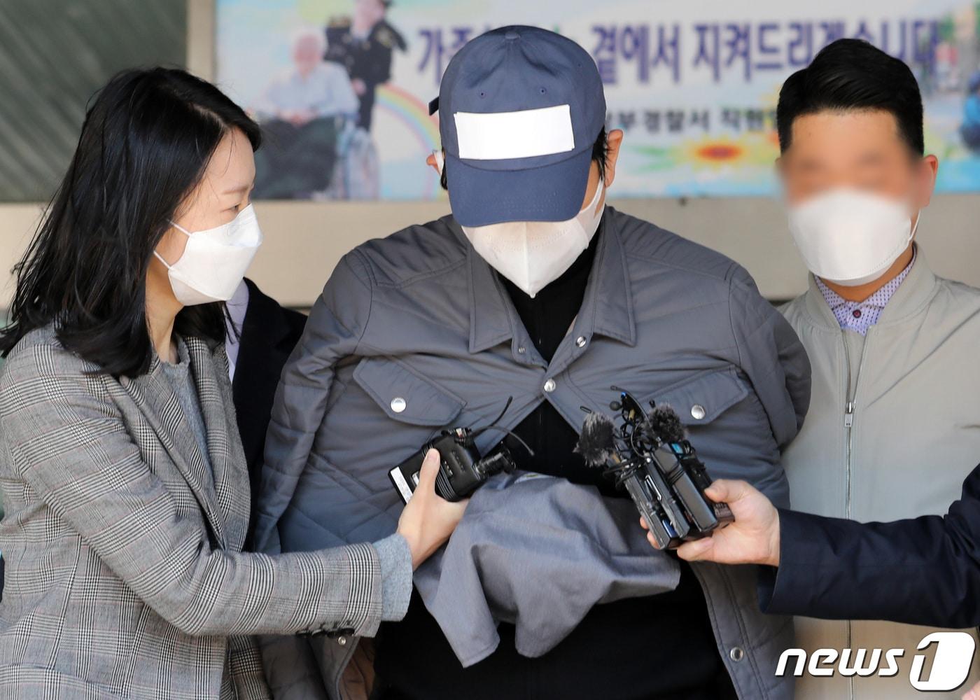 본문 이미지 - 1조6000억원대 '라임 환매중단 사태'의 배후 전주(錢主)로 지목된 김봉현 전 스타모빌리티 회장이 26일 오전 경기도 수원시 영통구 수원남부경찰서에서 영장실질심사(구속 전 피의자 심문)를 받기 위해 호송차로 향하고 있다. 2020.4.26/뉴스1 ⓒ News1 이재명 기자