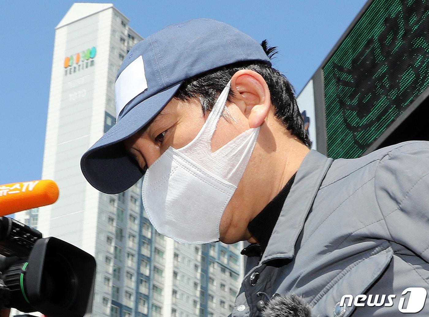본문 이미지 - 1조6000억원대 '라임 환매중단 사태'의 배후 전주(錢主)로 지목된 김봉현 전 스타모빌리티 회장이 26일 오전 경기도 수원시 영통구 수원남부경찰서에서 영장실질심사(구속 전 피의자 심문)를 받기 위해 호송차로 향하고 있다. 2020.4.26/뉴스1 ⓒ News1 이재명 기자