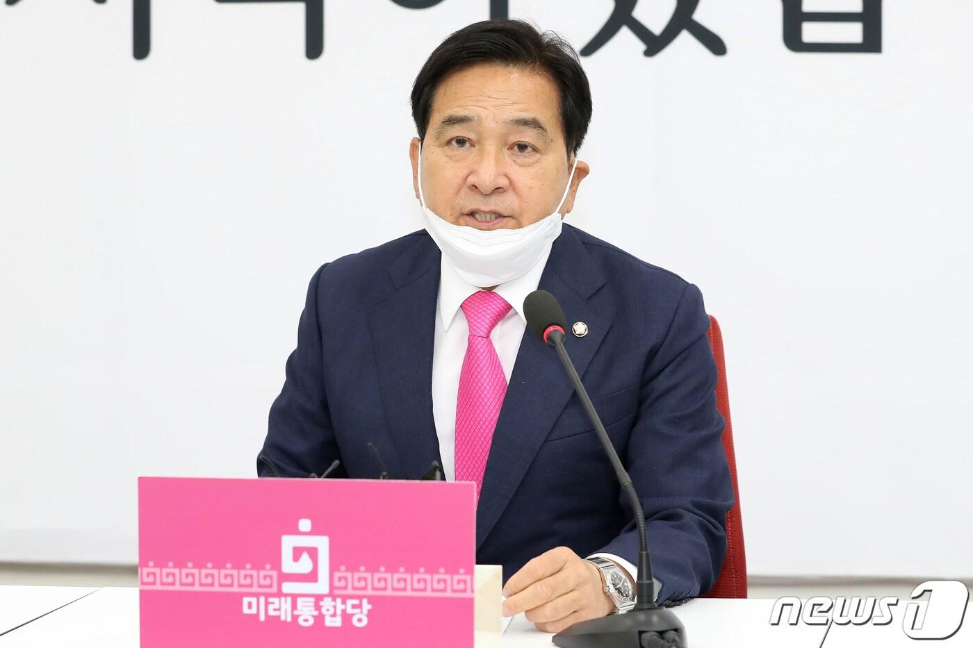 본문 이미지 - 심재철 미래통합당 대표 권한대행이 26일 오후 서울 여의도 국회에서 오거돈 부산시장 성추행 사건 관련 기자간담회를 갖고 있다. 2020.4.26/뉴스1 ⓒ News1 임세영 기자