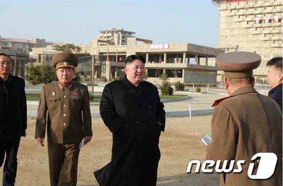 본문 이미지 - 김정은 북한 국무위원장이 2019년 4월 6일 강원도의 원산 갈마 해안 관광지구를 현지지도하고 있는 모습.(노동신문 캡처) 2020.4.26/뉴스1