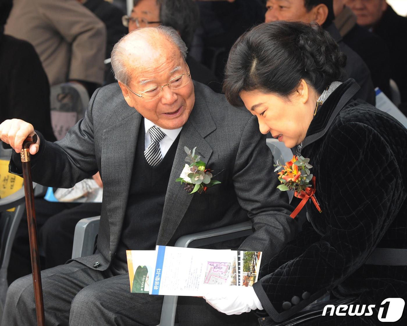 본문 이미지 - 박정희 전 대통령의 비서실장을 지낸 김정렴 박정희대통령기념사업회 회장이 25일 별세했다. 향년 96세. 김 회장은 1969년 10월부터 1978년 12월까지 청와대에서 대통령비서실장을 지냈다. 박 전 대통령이 1960~1970년대 산업화를 추진하던 때 박 대통령을 보좌하며 경제정책의 큰 틀을 세우는 데 역할을 했다는 평가를 받는다. 비서실장으로 발탁되기 전인 1966년과 1967년에는 재무부(현재 기획재정부) 장관, 1967년 상공부(현재 산업통상자원부) 장관을 역임했다.(서울신문 제공)2020.4.26/뉴스1