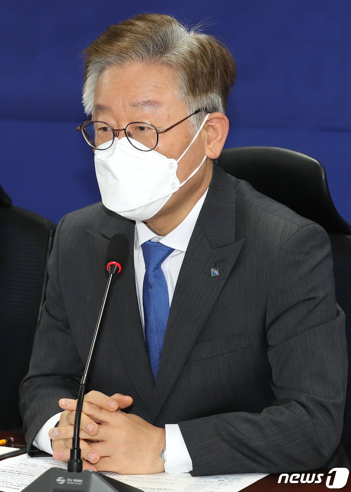 본문 이미지 - 이재명 경기도지사는 지난 30일 “정치생명을 끊으려 한 것은 검찰이 아니라 문빠들이었다”고 꼬집은 진중권 전 동양대 교수에게 31일 “논지(論旨)를 벗어나 동문서답하지 말라”고 직격탄을 날렸다./뉴스1 ⓒ News1 임세영 기자