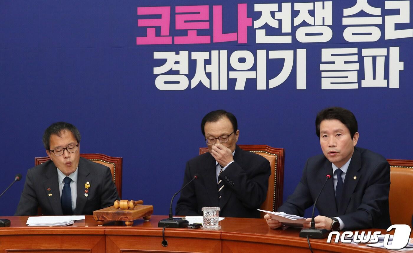 본문 이미지 - 이인영 더불어민주당 원내대표가 27일 오전 서울 여의도 국회에서 열린 최고위원회의에서 모두발언을 하고 있다. 이 원내대표는 "긴급재난지원금 추경안을 이번주 안에 처리해 5월초에 지급해야＂한다고 밝혔다. 2020.4.27/뉴스1 ⓒ News1 박세연 기자