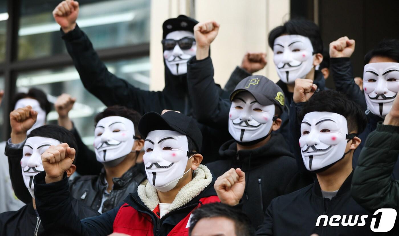 이스타항공 조종사노조가 27일 오전 서울 강서구 이스타항공 본사 앞에서 기자회견을 열고 정리해고 중단을 촉구하는 구호를 외치고 있다. 2020.4.22/뉴스1 ⓒ News1 허경 기자