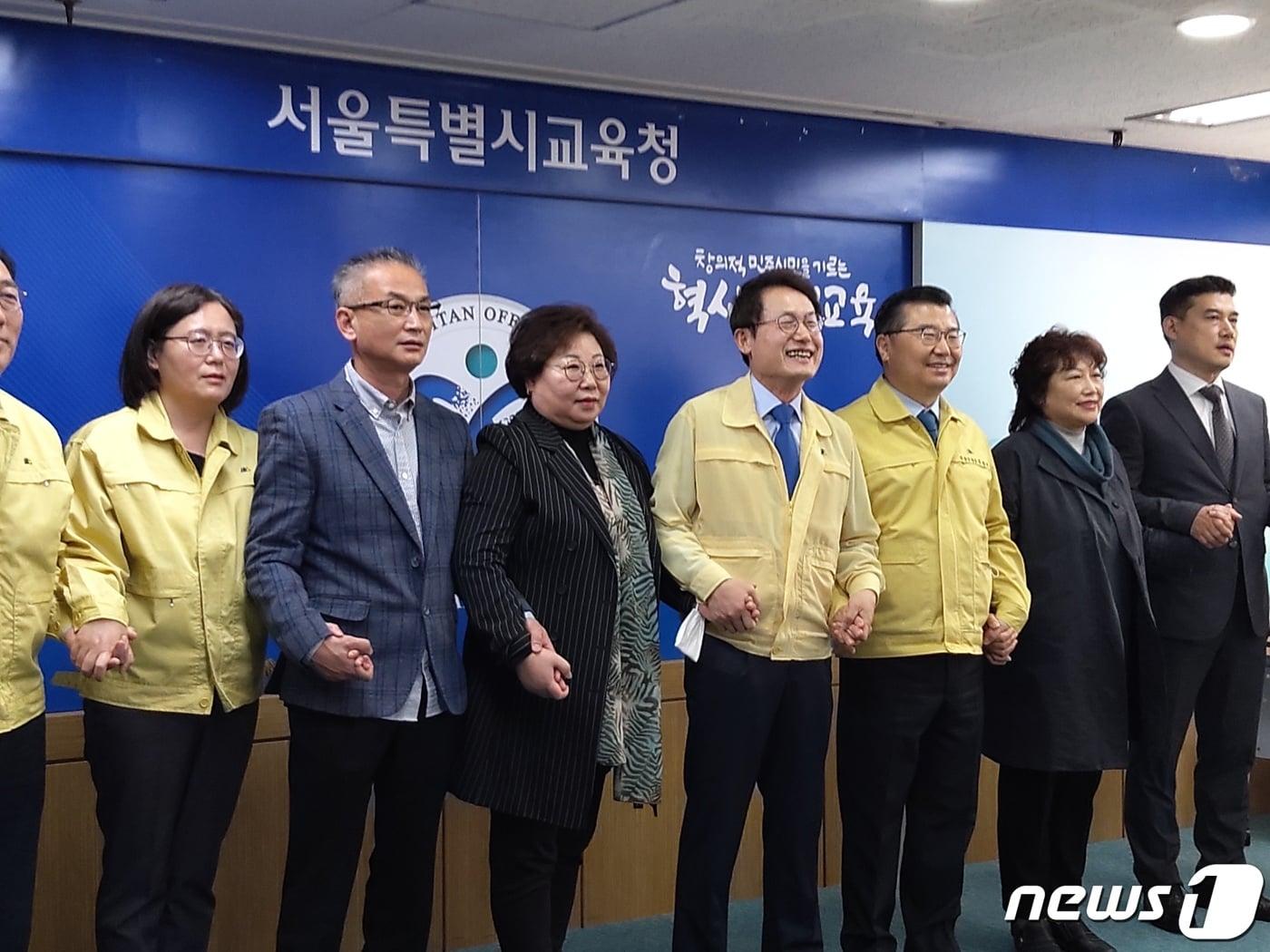 본문 이미지 - 27일 서울시교육청에서 열린 '동부지역 특수학교 설립 계획 발표' 기자회견에 참석한 조희연 서울시교육감(오른쪽에서 4번째)과 류경기 중랑구청장(오른쪽에서 2번째)./뉴스1 ⓒ 뉴스1