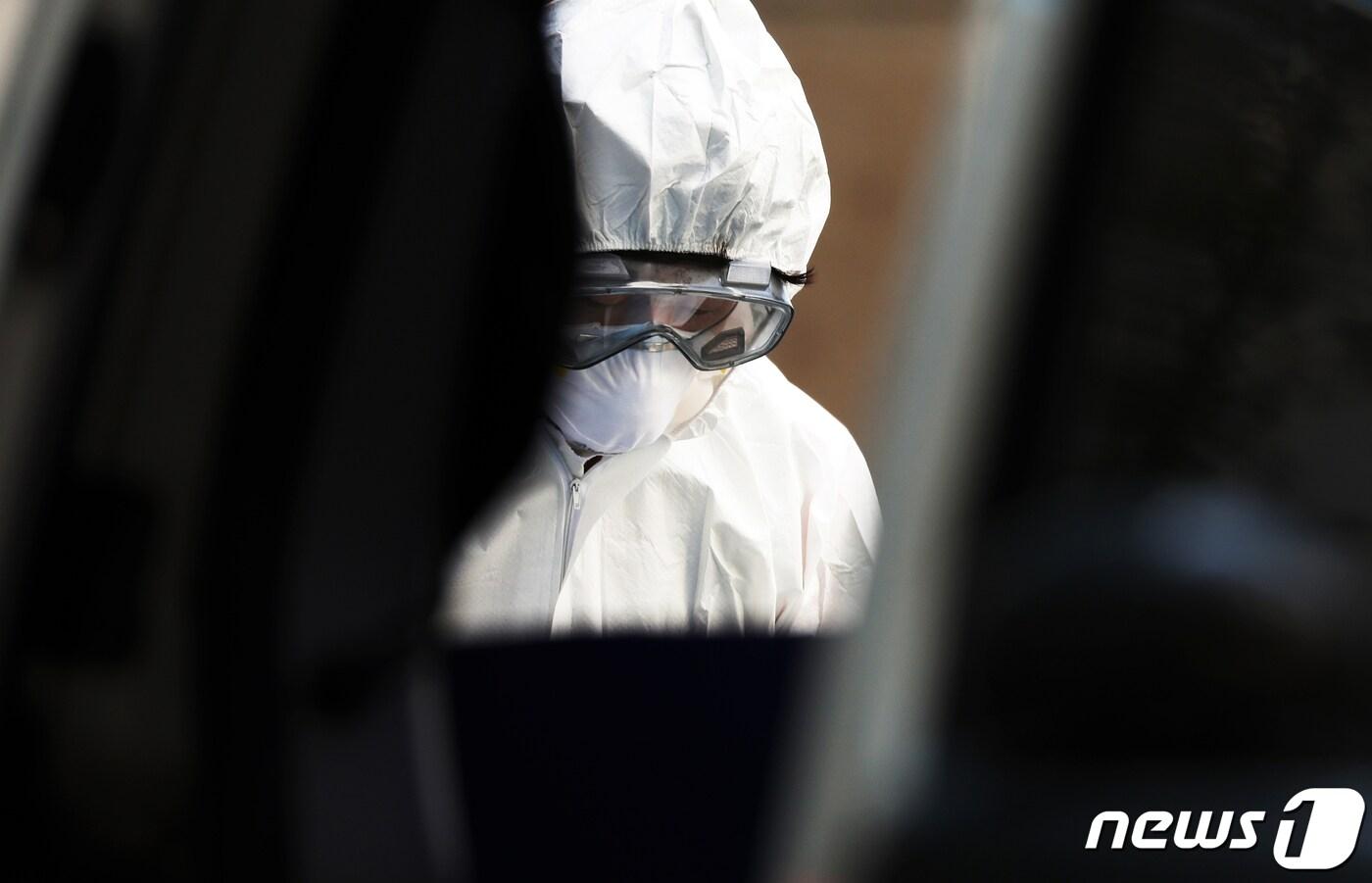 경기 고양시 명지병원에서 의료진이 분주하게 움직이고 있다.2020.4.27/뉴스1 ⓒ News1 황기선 기자