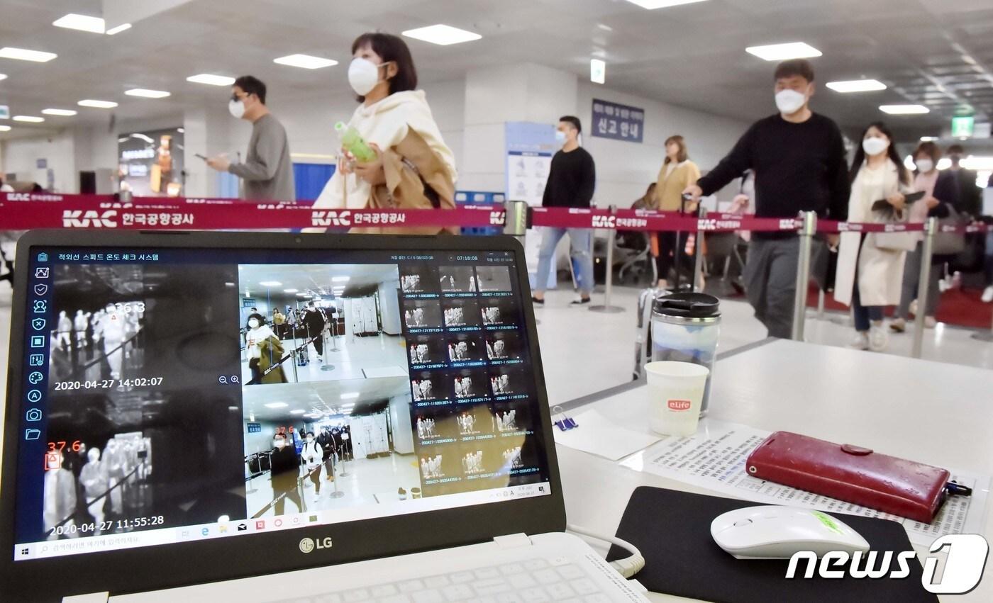 27일 오후 제주국제공항 국내선 도착장에서 입도객을 상대로 한 발열체크가 진행되고 있다. 29일부터 일주일간 이어지는 연휴 기간 동안 약 18만명의 관광객이 제주를 찾을 것으로 예측되며 제주도는 발열검사의 이상 체온 기준을 기존 37.5℃가 아닌 37.3℃로 강화할 방침이다.2020.4.27 /뉴스1 ⓒ News1 오현지 기자
