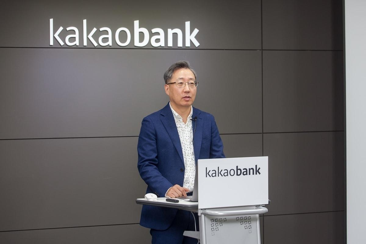 본문 이미지 - 윤호영 카카오뱅크 대표이사가 27일 오전 서울 용산구 카카오뱅크 서울오피스에서 열린 온라인 기자간담회에 참석해 올해 계획에 대해 설명하고 있다.(카카오뱅크 제공) ⓒ 뉴스1
