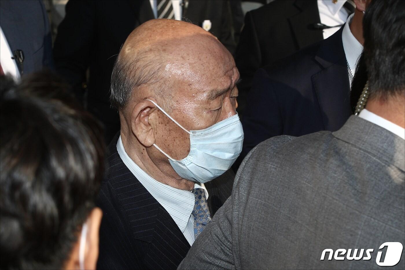 본문 이미지 - 고(故) 조비오 신부에 대해 사자명예훼손 혐의를 받는 전두환씨가 2020년 4월 27일 광주지법에서 열린 재판을 마친 뒤 법원을 나서고 있다. 2020.4.27/뉴스1 ⓒ News1 황희규 기자